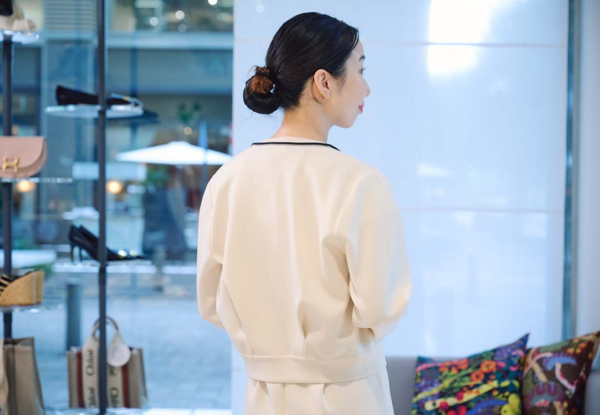 ブルゾン風のカーディガンで、カジュアルさを演出