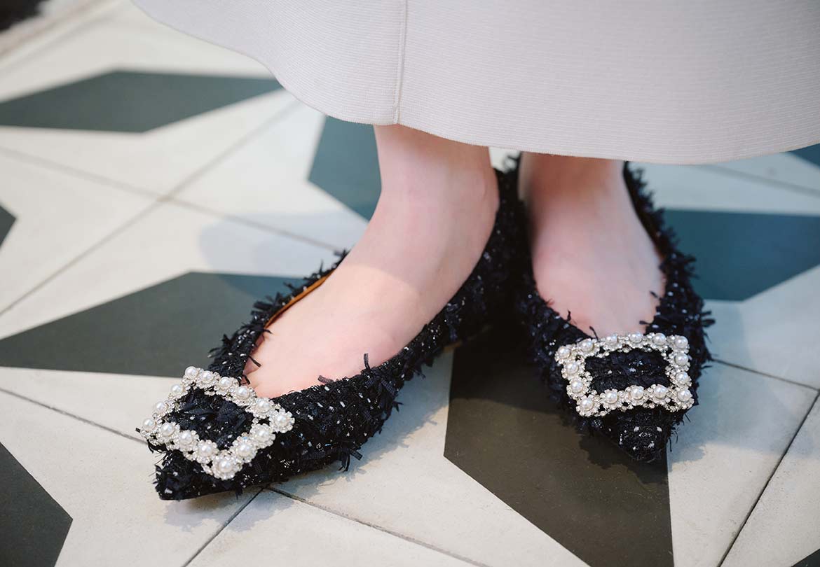 重厚感のあるフラットシューズでラグジュアリーに