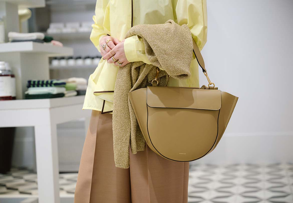 ボトムスやバッグもワントーンでスタイリング