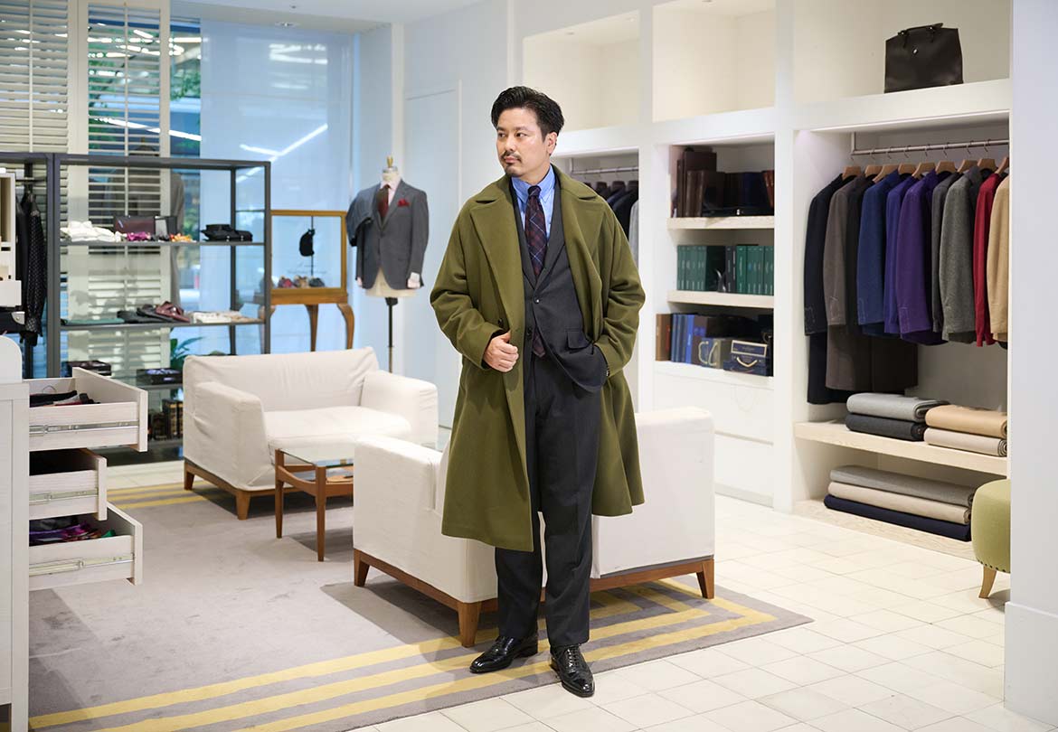 あえてカーキを選んで粋な雰囲気を演出