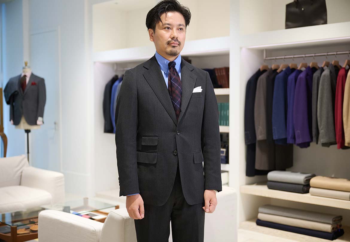 シャツの鮮やかなブルーはスタイリングのスパイスに