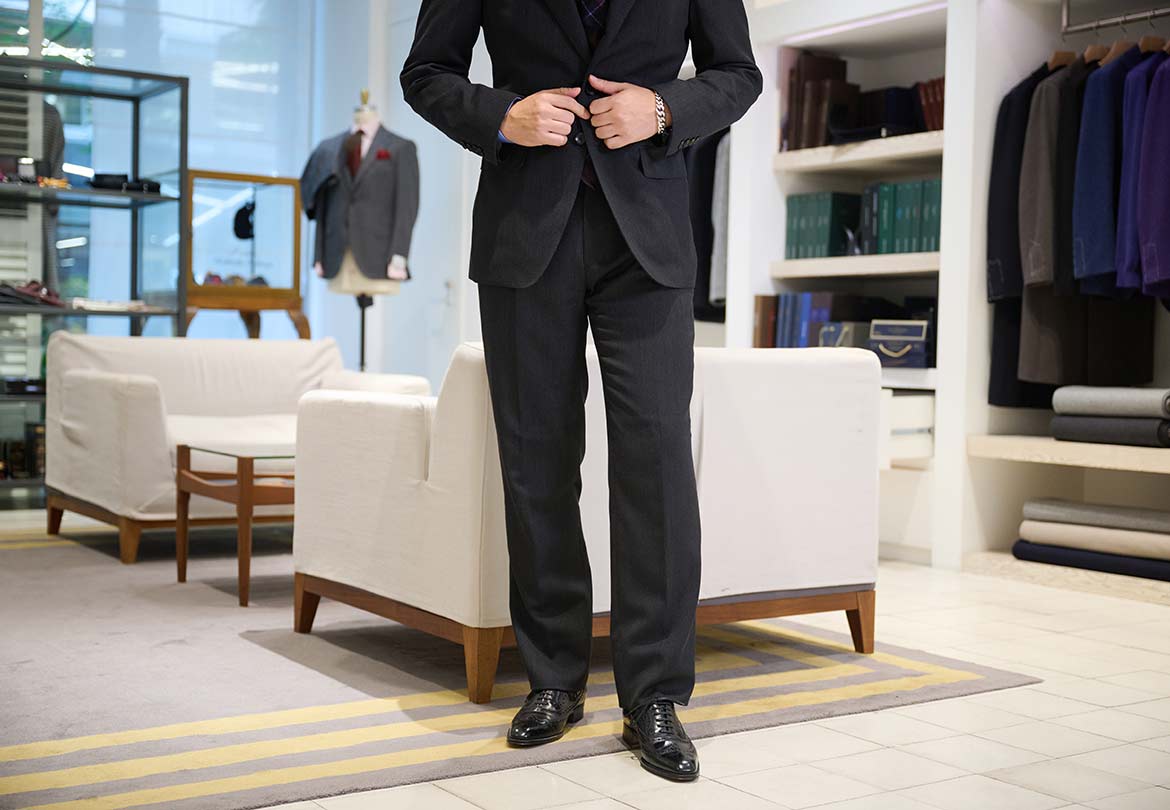 少し太めのストレートなパンツもビジネスシーンに取り入れる