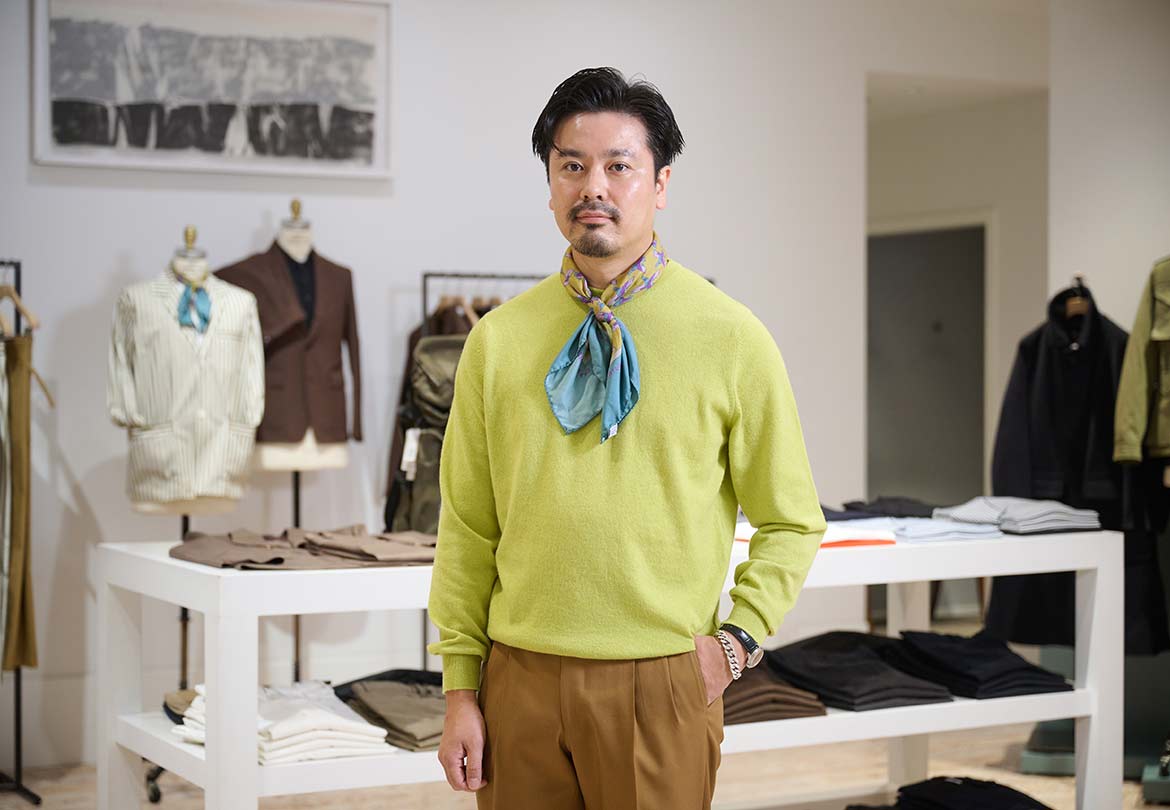 ニットとスカーフは色を合わせて華やかな印象