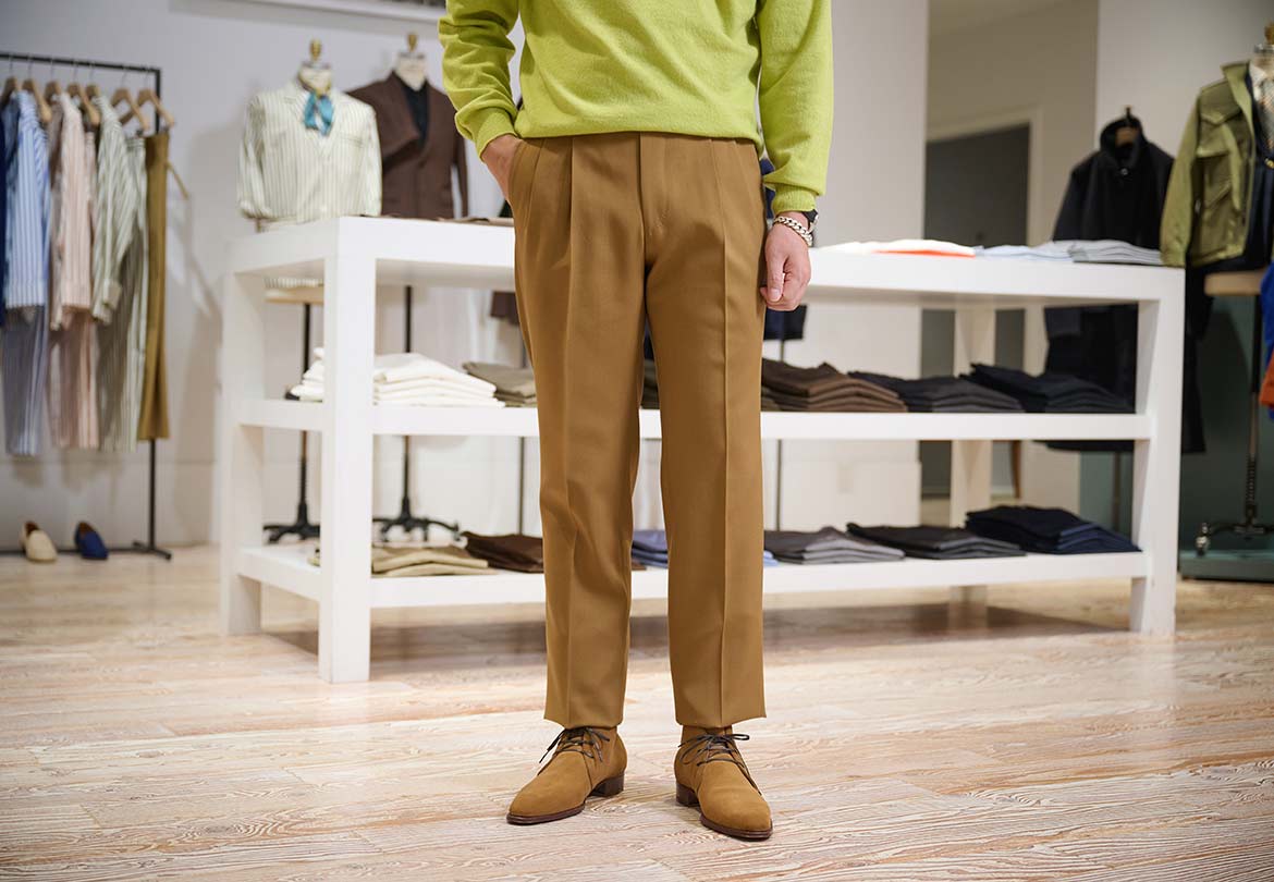 アウターやトップスがカジュアルなのでパンツはドレッシーに