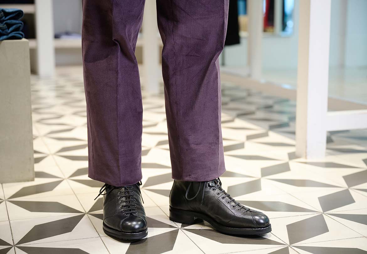 シューズには革靴を選び、シックな雰囲気に