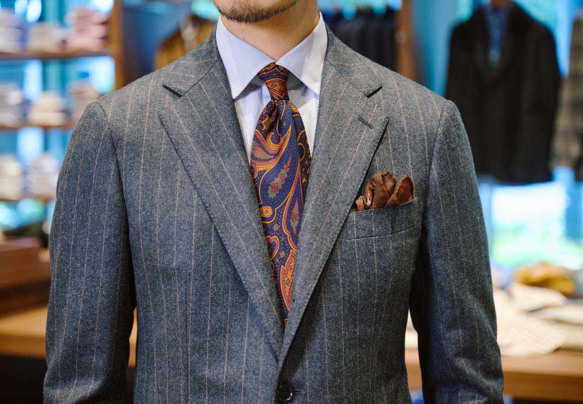 チーフはスーツ全体のバランスを整えるのに一役買う