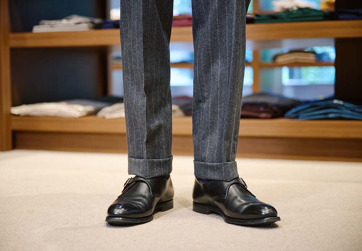 裾はシューズに触れるくらいが見栄えよく映る