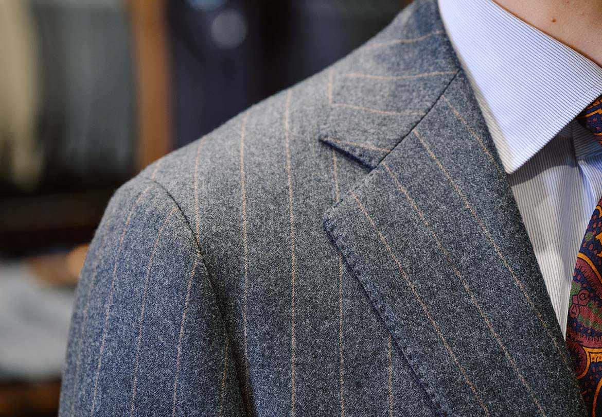 グレー地にベージュのストライプなので柄の主張も激しすぎない