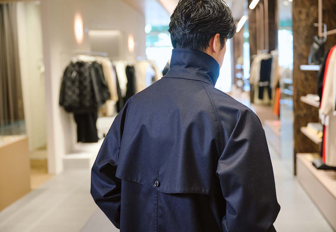 コートの襟を立てれば首元の防寒にも