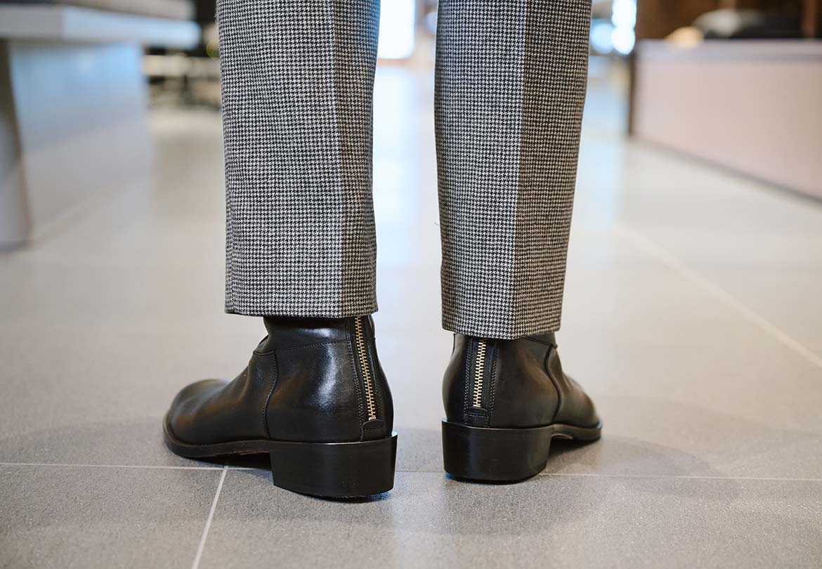 シルバーのバックジップが後ろ姿のアクセントに