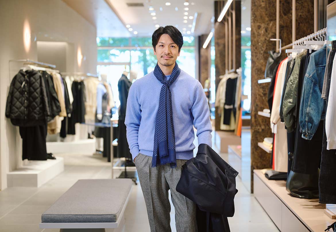 ストールをひと巻きするだけでシンプルなコーデも華やぐ