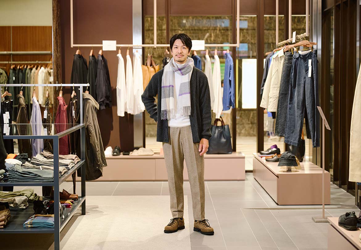 マフラー×カーディガンで柔らかい印象に