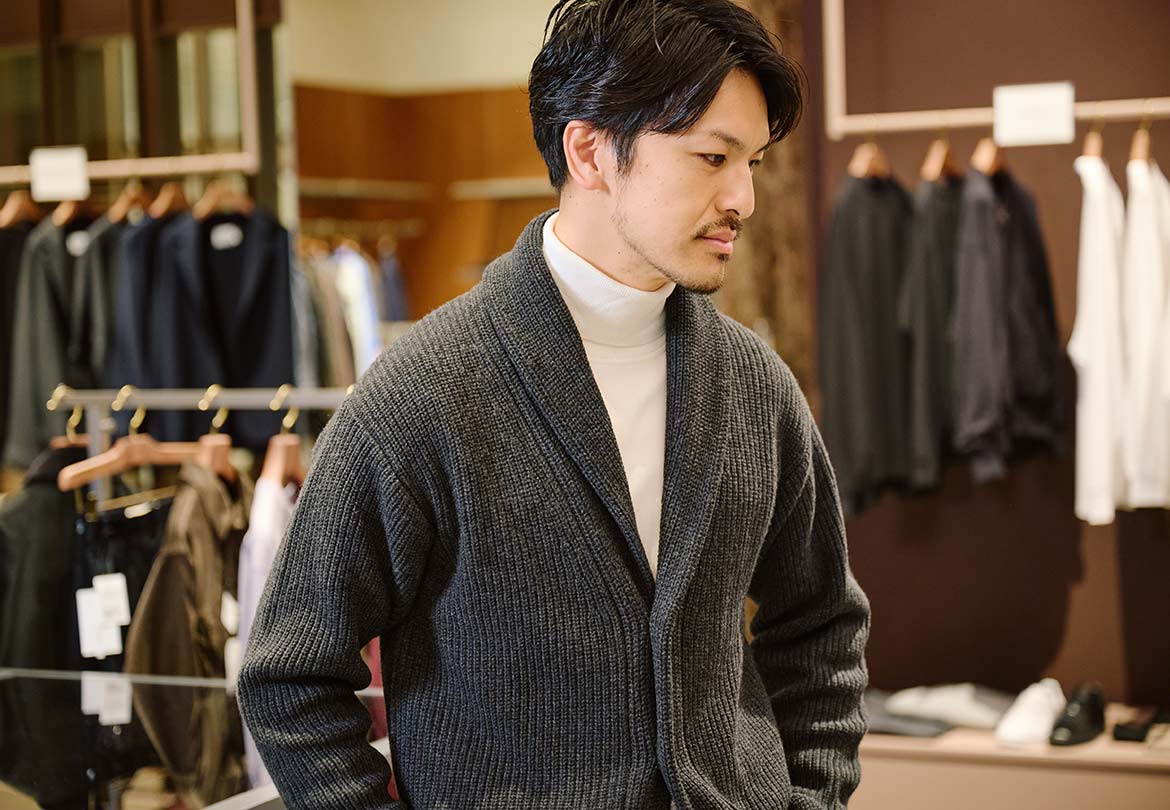 一枚襟なのが特徴のショールカーディガン