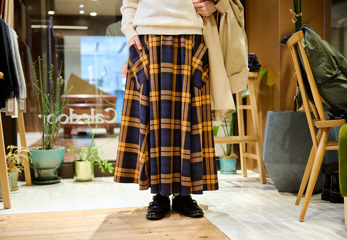 切り返しがユニークな目を魅くスカート