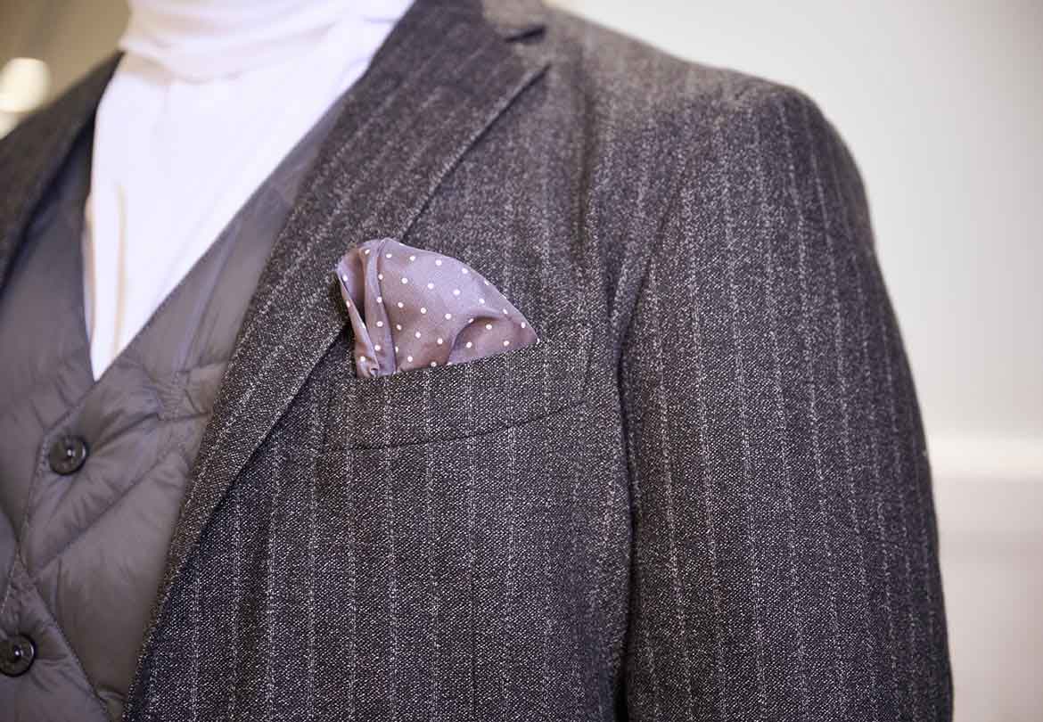 ポケットを裏返すとポケットチーフに