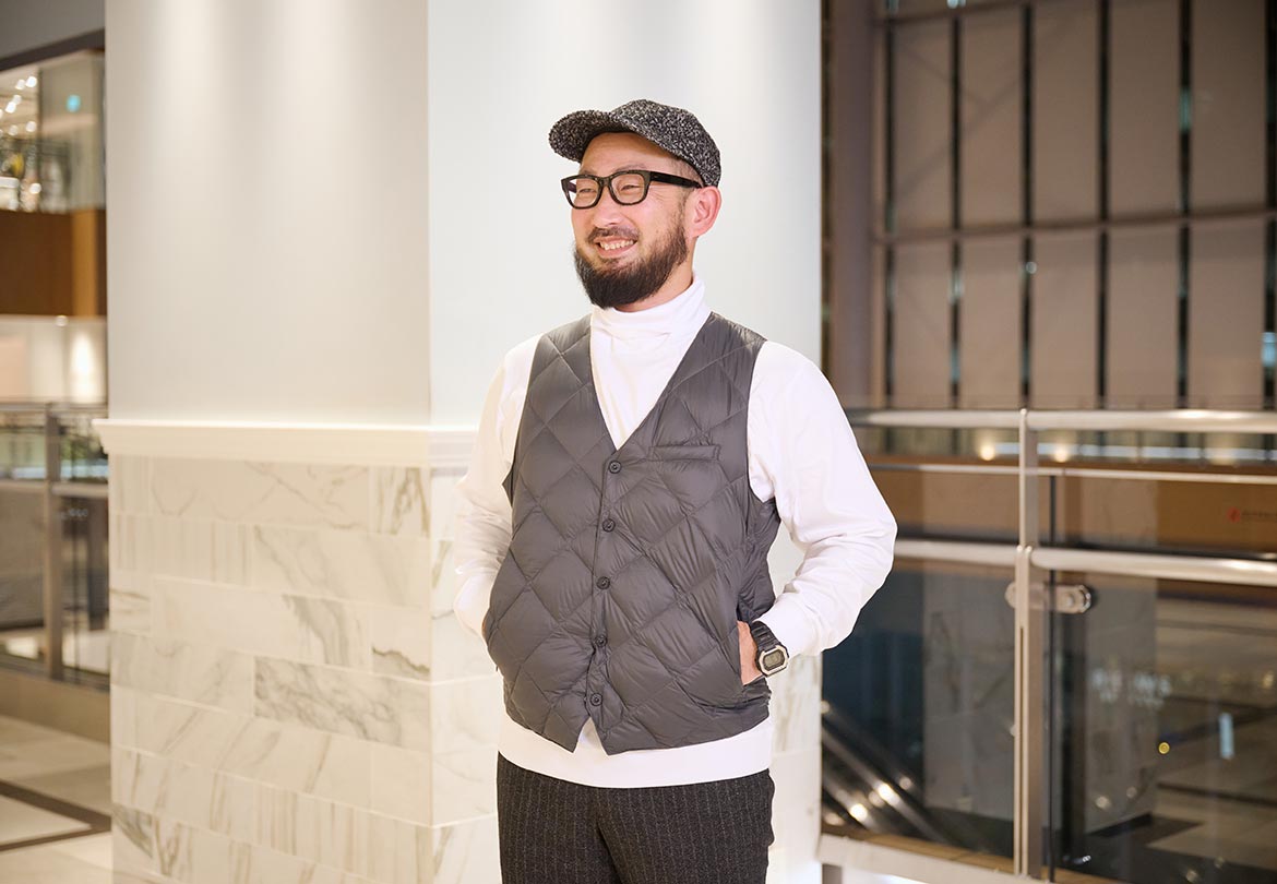 ジャケットを脱ぐと一気にカジュアルな雰囲気に