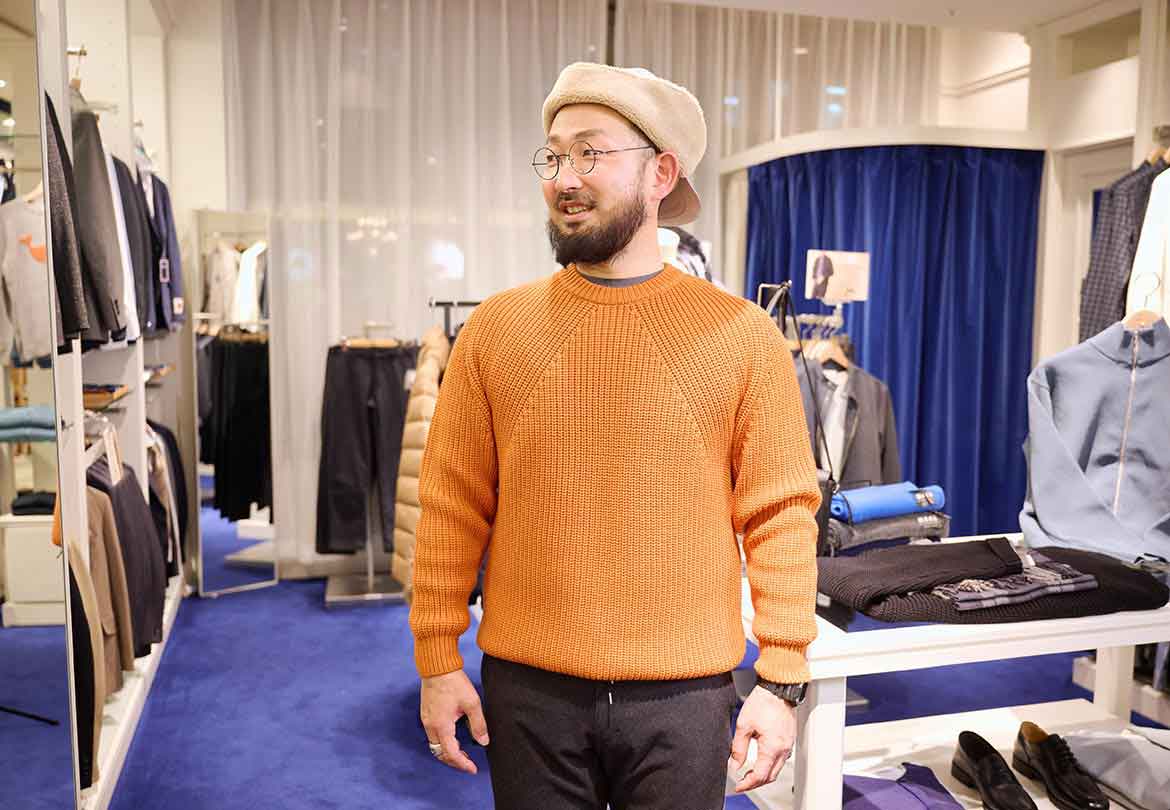 ダークトーンでまとめがちな冬のコーディネートに明るいニットを