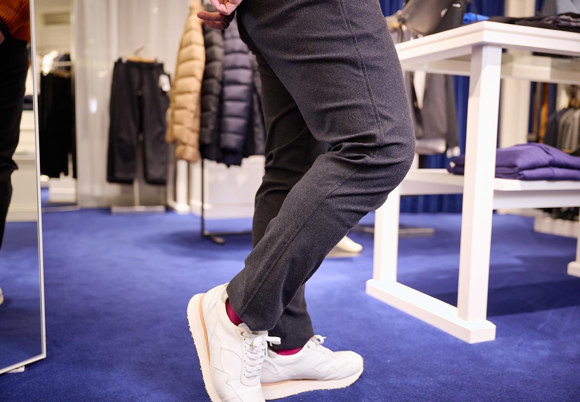 伸縮性に優れた素材なので、１日中歩き回っても大丈夫