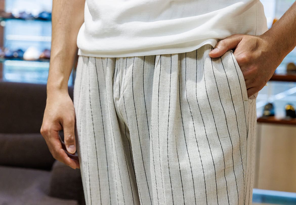 さりげないストライプがおしゃれなリネン混パンツ