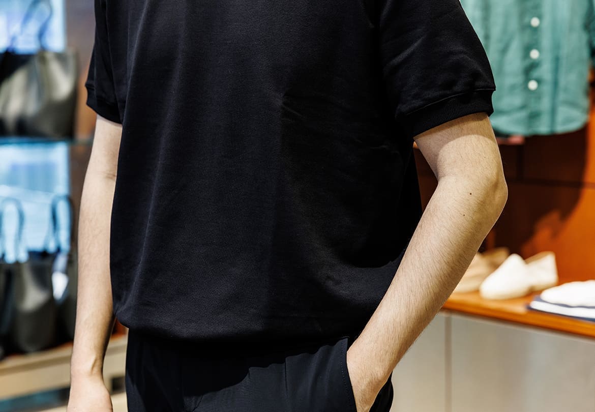 袖と裾がリブになっているのでシルエットがユニーク