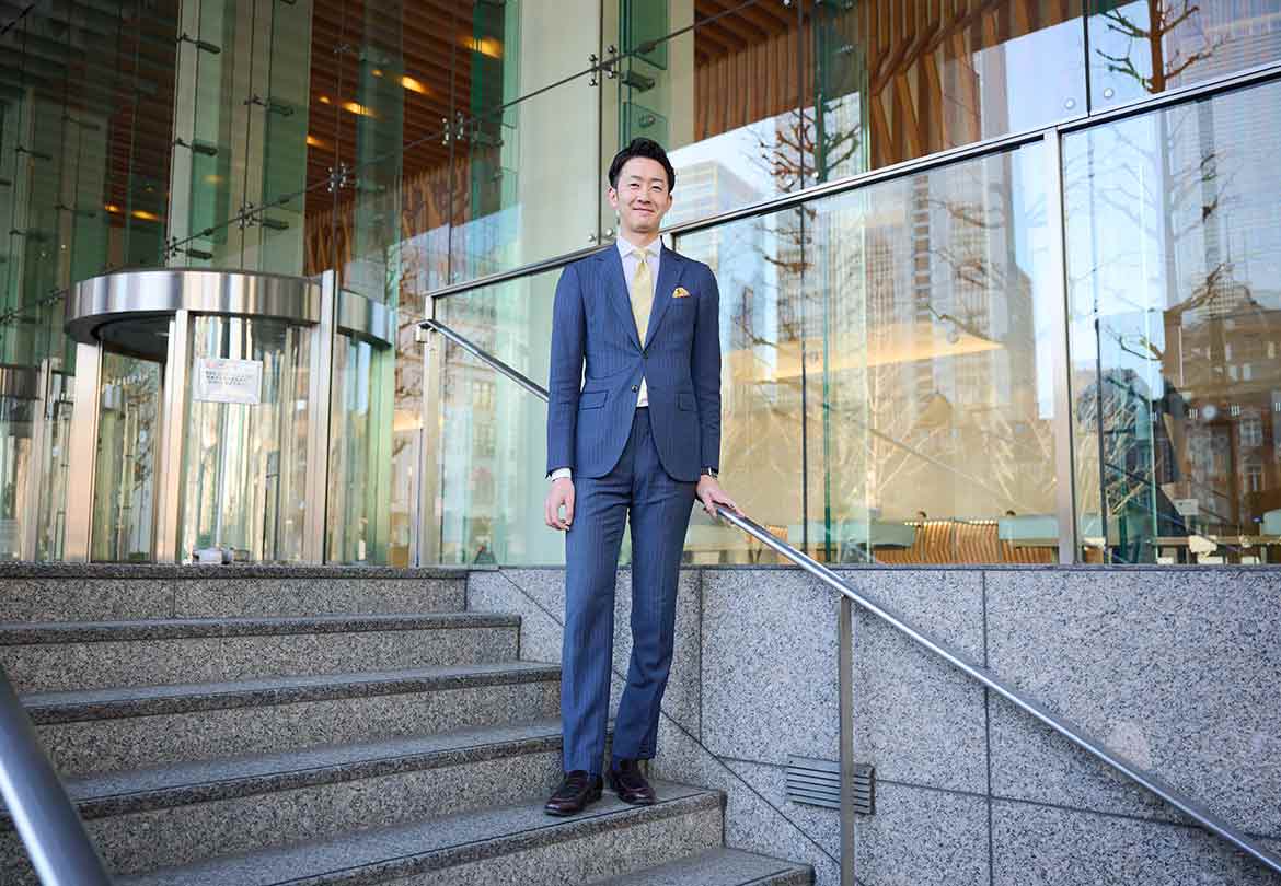 春夏らしい明るいネイビーのストライプスーツ