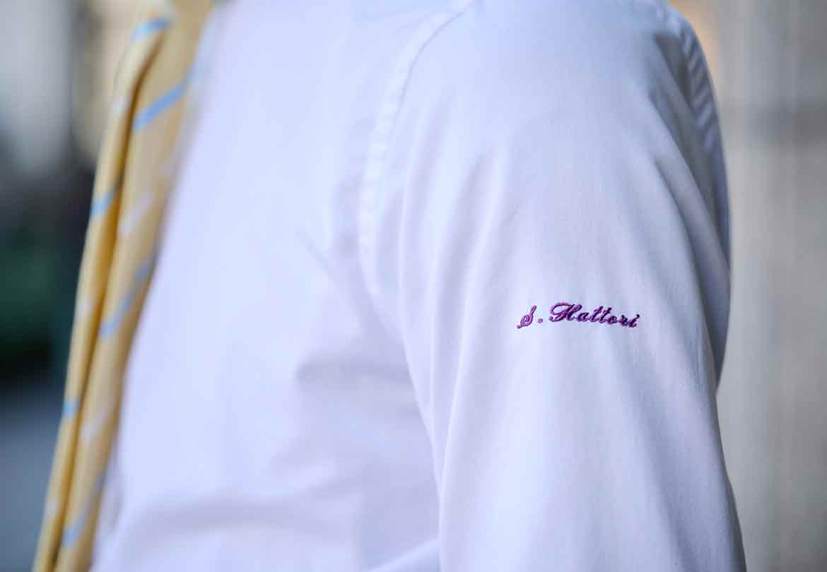 普段は見えないシャツの刺繍は、カラーで遊ぶのもおしゃれ
