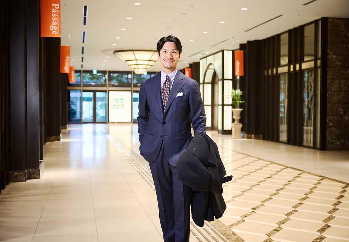 柔らかさとスタイリッシュなスーツが大人の魅力を引き出す