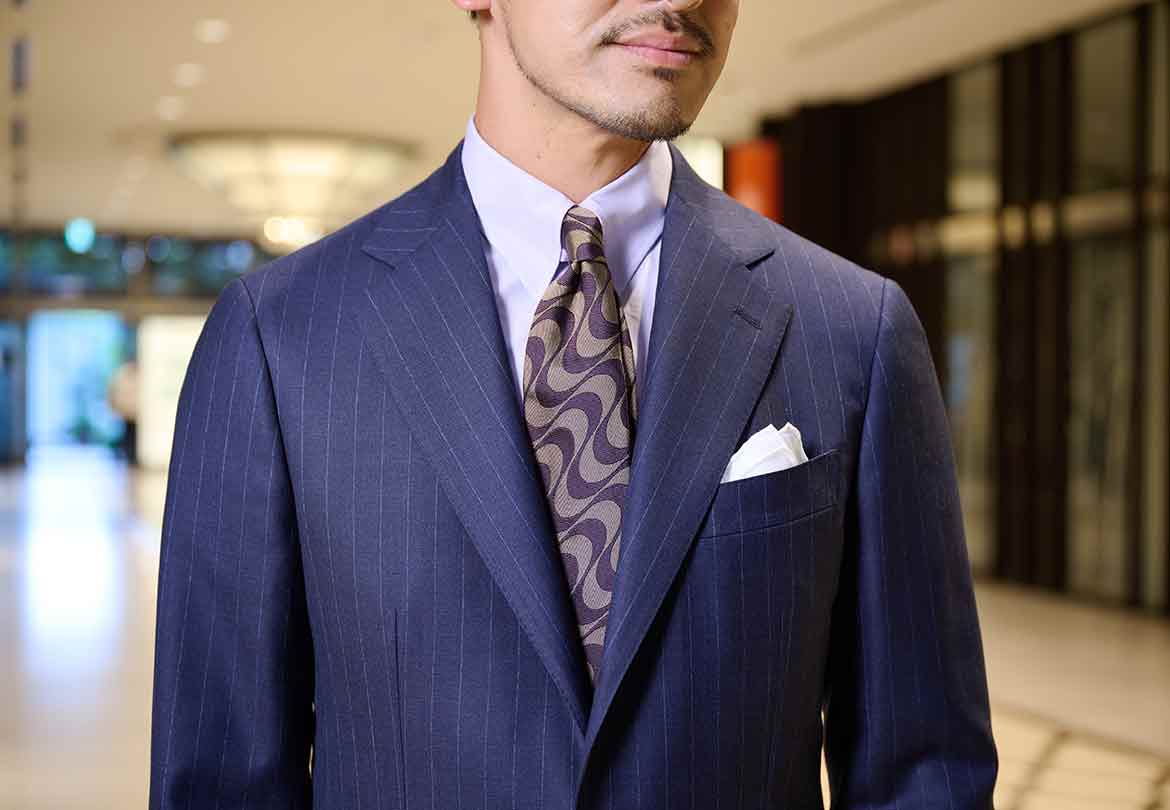 個性的な柄のネクタイでちょっとした遊び心をプラス