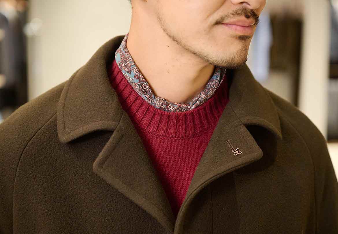 社内でも人気のあるスタイル！スカーフで首元に彩りを