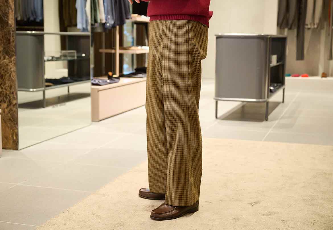 パンツはストレートシルエットでモダンな印象に