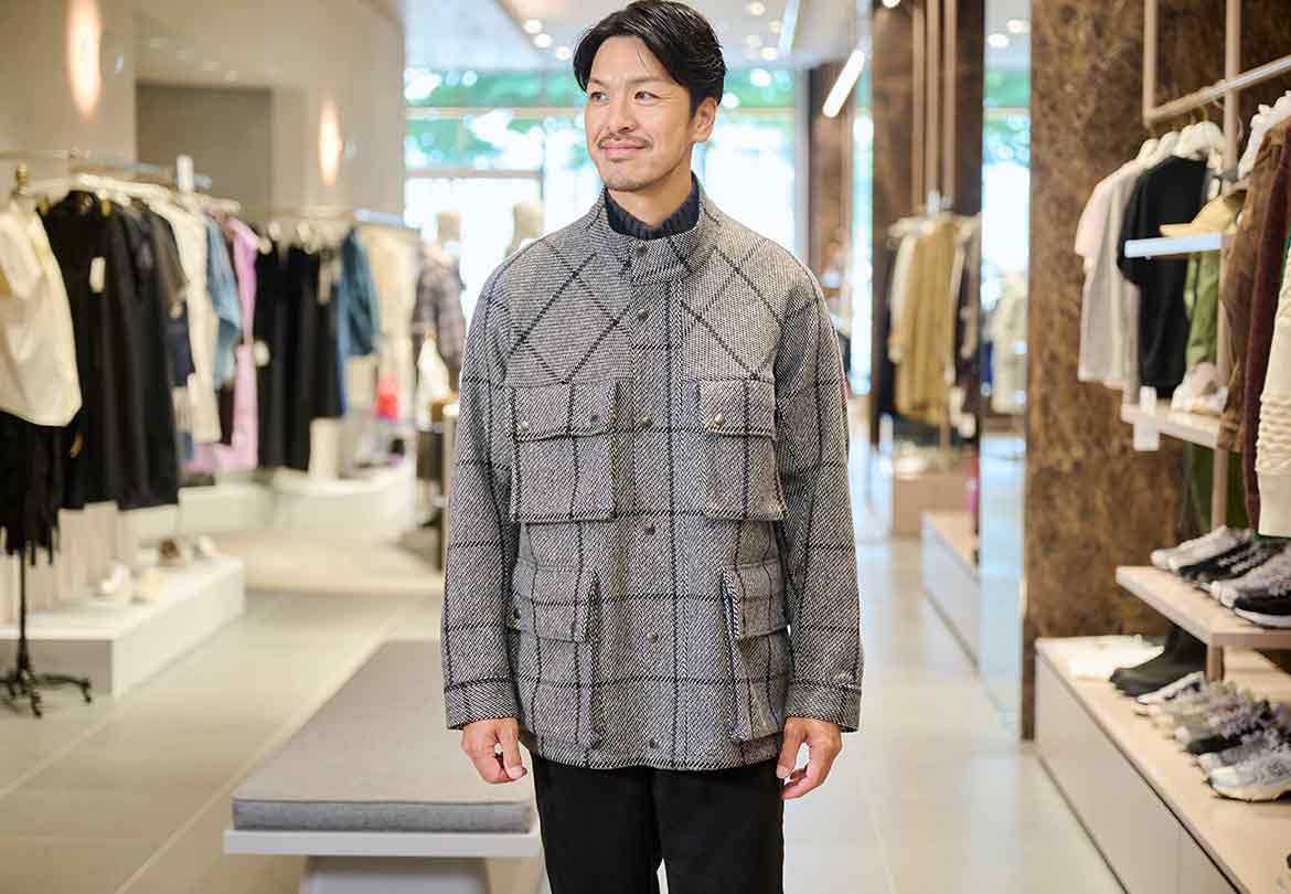 首元までボタンを留めても軽い印象