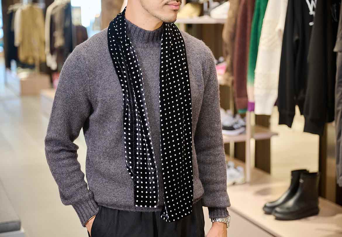 コーデを軽やかに引き立てるキュートなドットマフラー