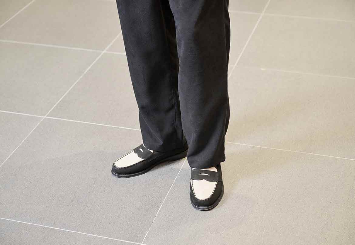 足元は素材感で軽やかに