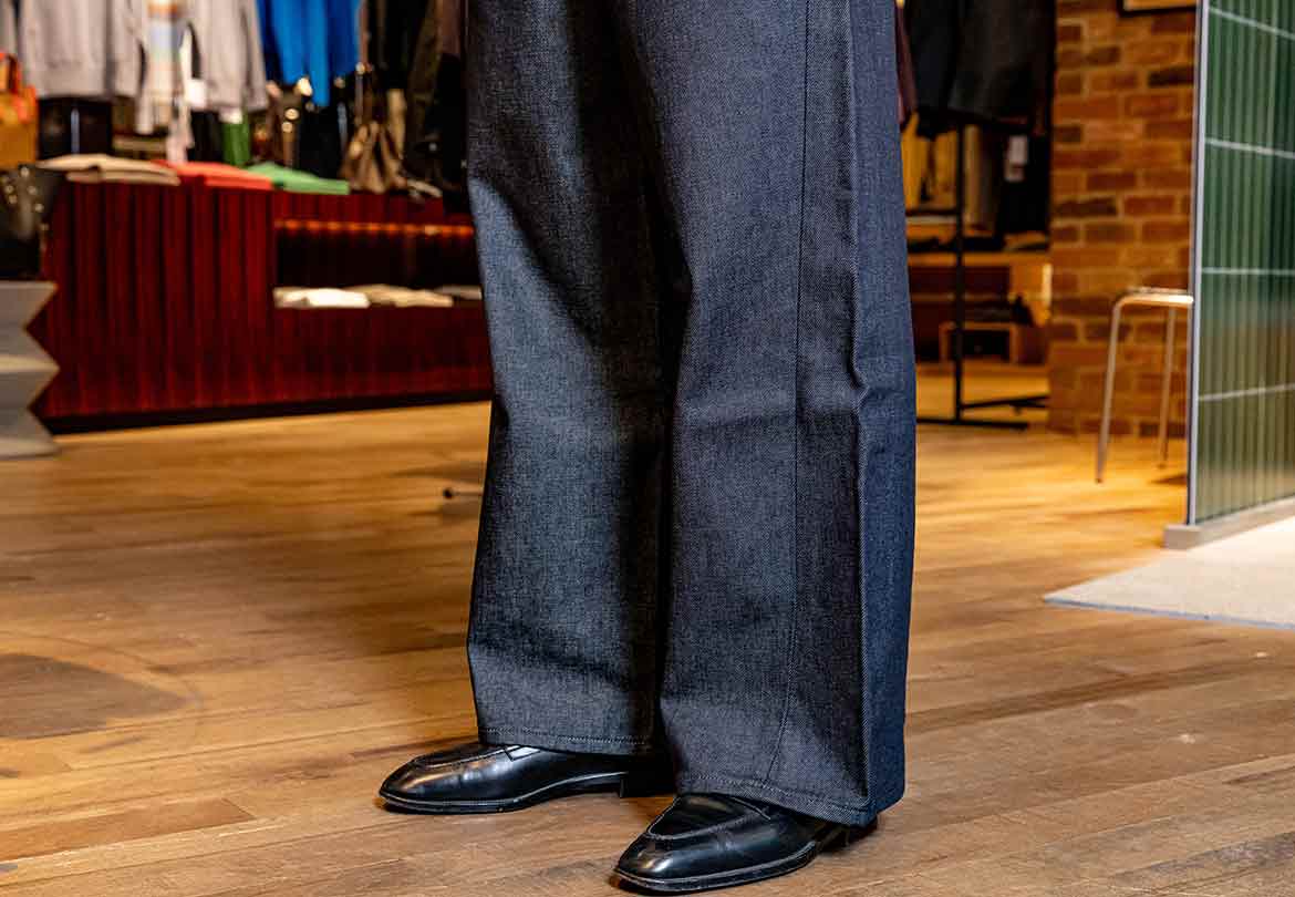 太めのデニムでいまどきの印象にまとめ上げる