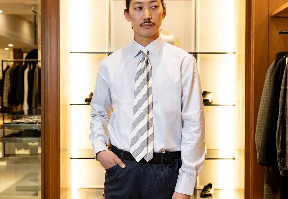 ネクタイの大剣と小剣をあえてずらすテクニック