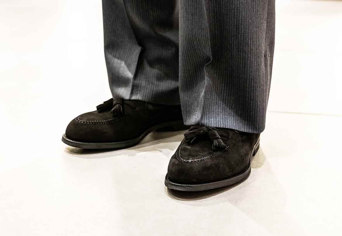 スエードのローファーで印象がガラッと変わる