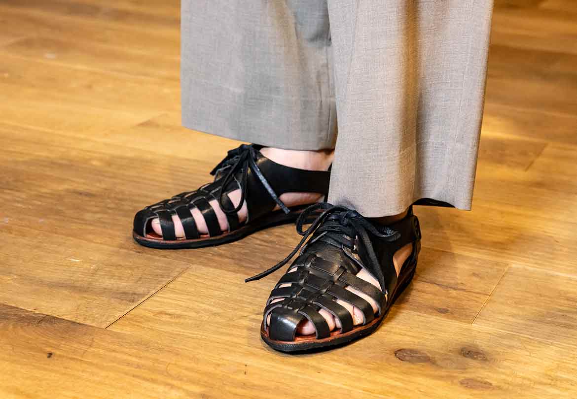 落ち着きと抜け感のバランスが絶妙なサンダル