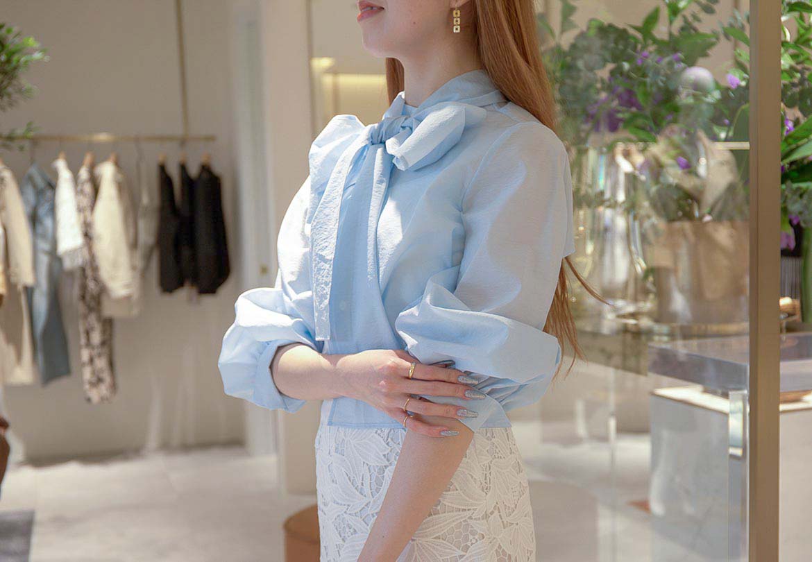 ブラウスは、光沢のあるクリアな質感。ボウタイは取り外しOK