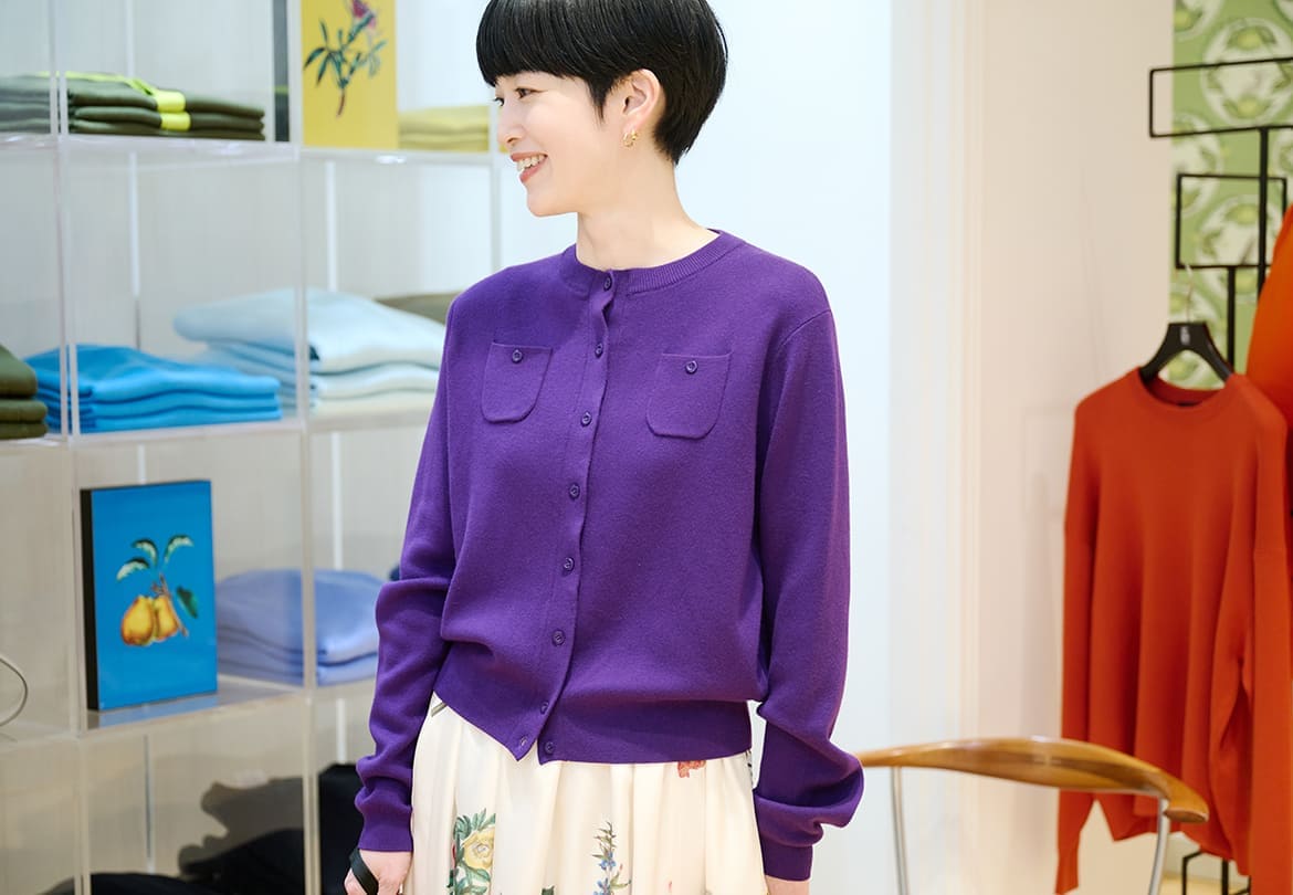 カシミア混なのでなめらかな肌触り。あえて少しゆとりのあるMサイズを選択