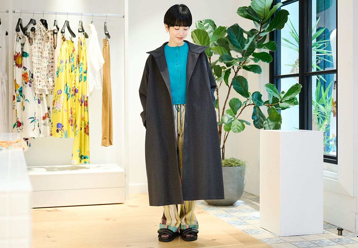 秋冬は落ち着いた色味のコートを羽織るのもあり
