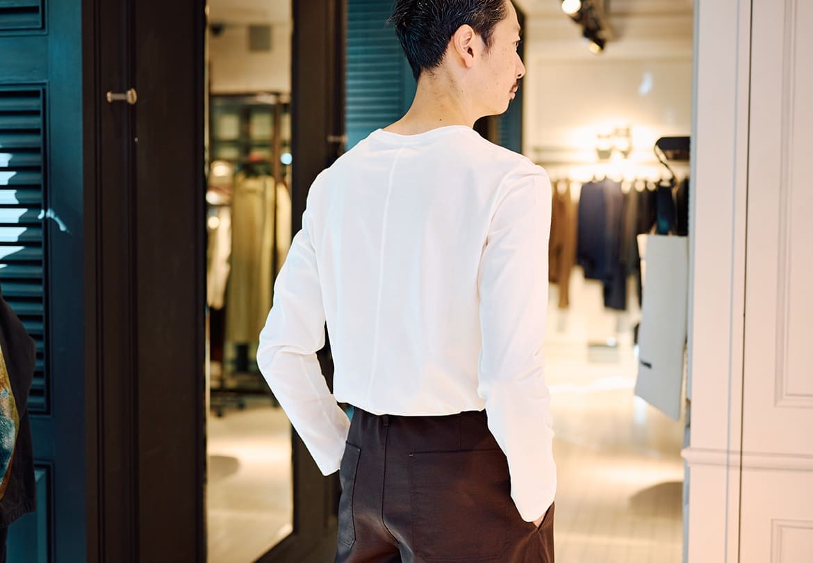 背中のラインに夢中！スーツと同じパターンで縫製された「THE ROW」のカットソー