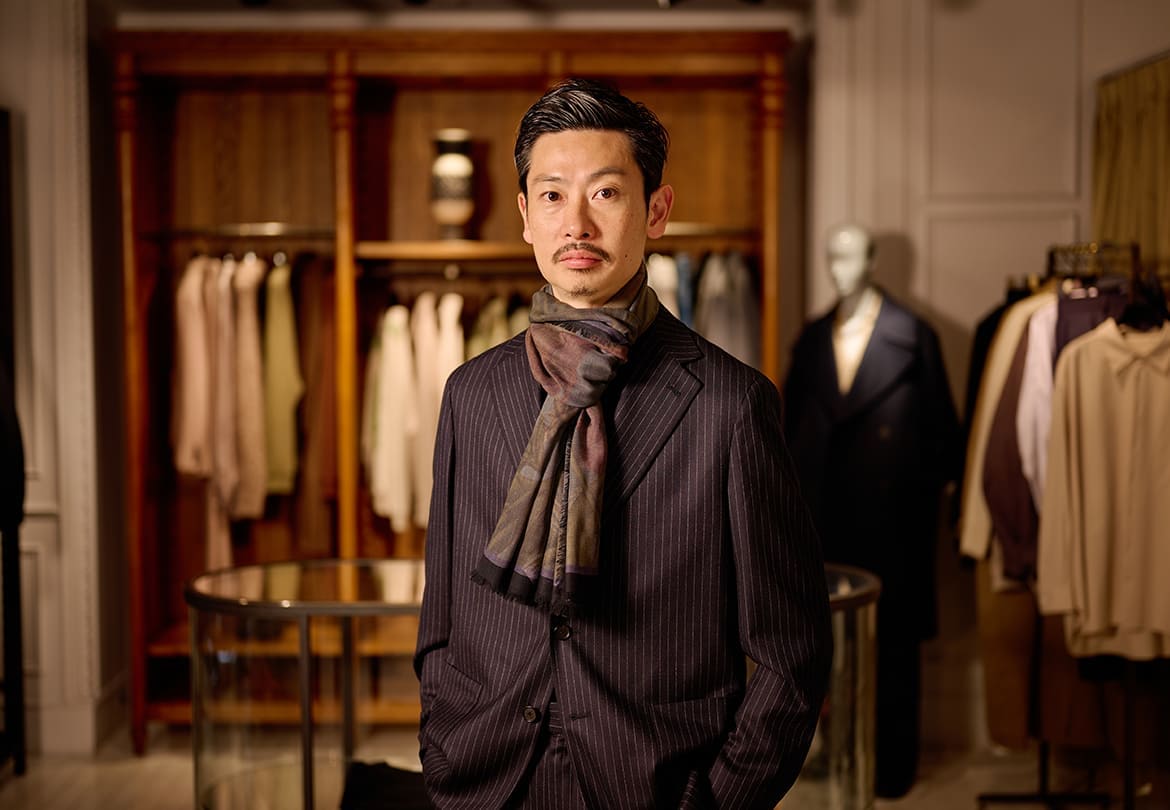 「DRIES VAN NOTEN（ドリス・ヴァン・ノッテン）」のスカーフで華やかさを添えても