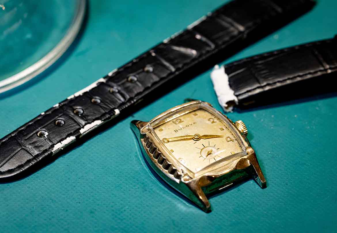 お客さんから持ち込まれた1950年代のモデルと思われる「BLOVA」の腕時計