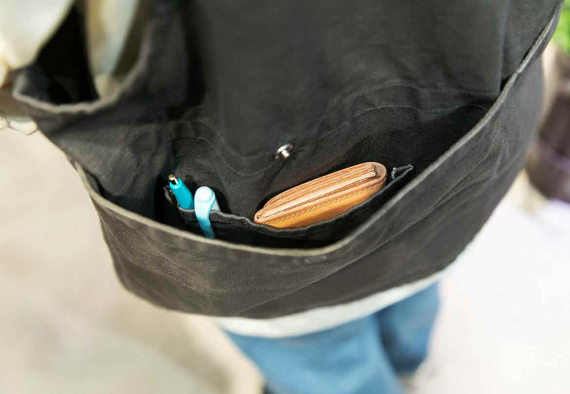 背中のポケットにはペンや小物を入れる仕切りも！