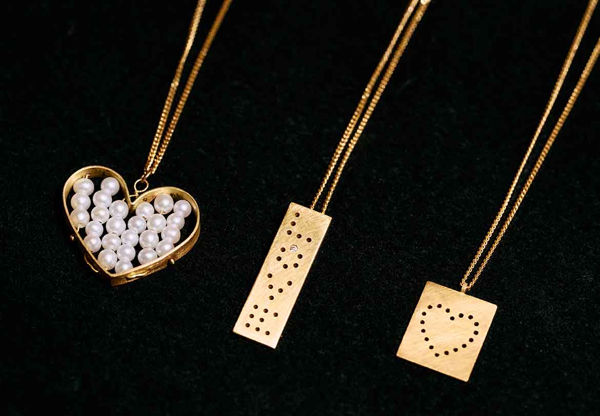 ＜LIA DI GREGORIO＞ネックレス 261,800円（左）、228,800円（中央）、207,900円（右）