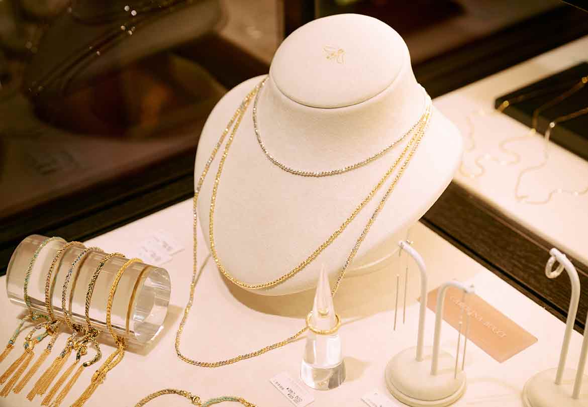 光をまとうように、手元や胸元に輝きを添える「Carolina Bucci」のジュエリー