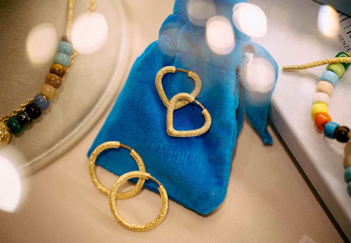 ＜Carolina Bucci＞ピアス 354,200円（手前）、239,800円（奥）