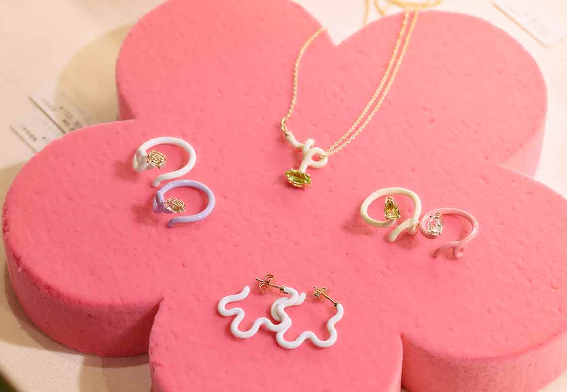 ＜Bea Bongiasca＞ピアス 85,800円～、リング 102,300円～、ネックレス 149,600円～