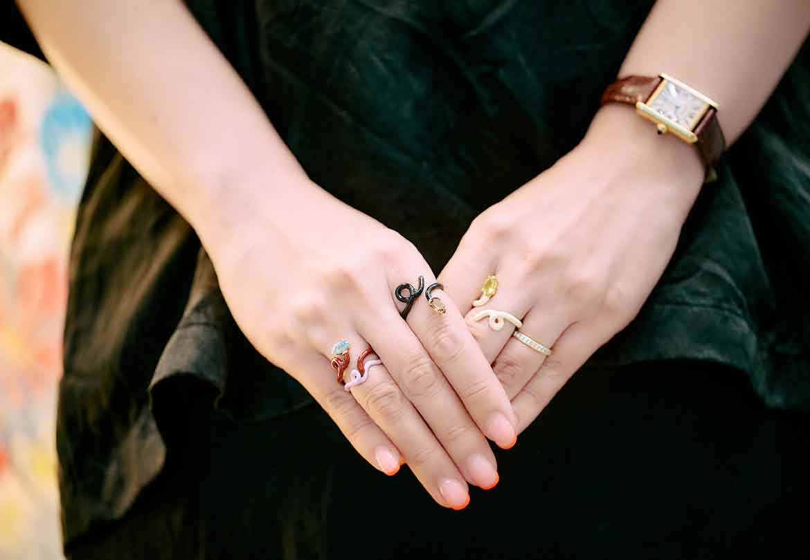 秋らしい温かみのあるカラーで、手元に季節感を