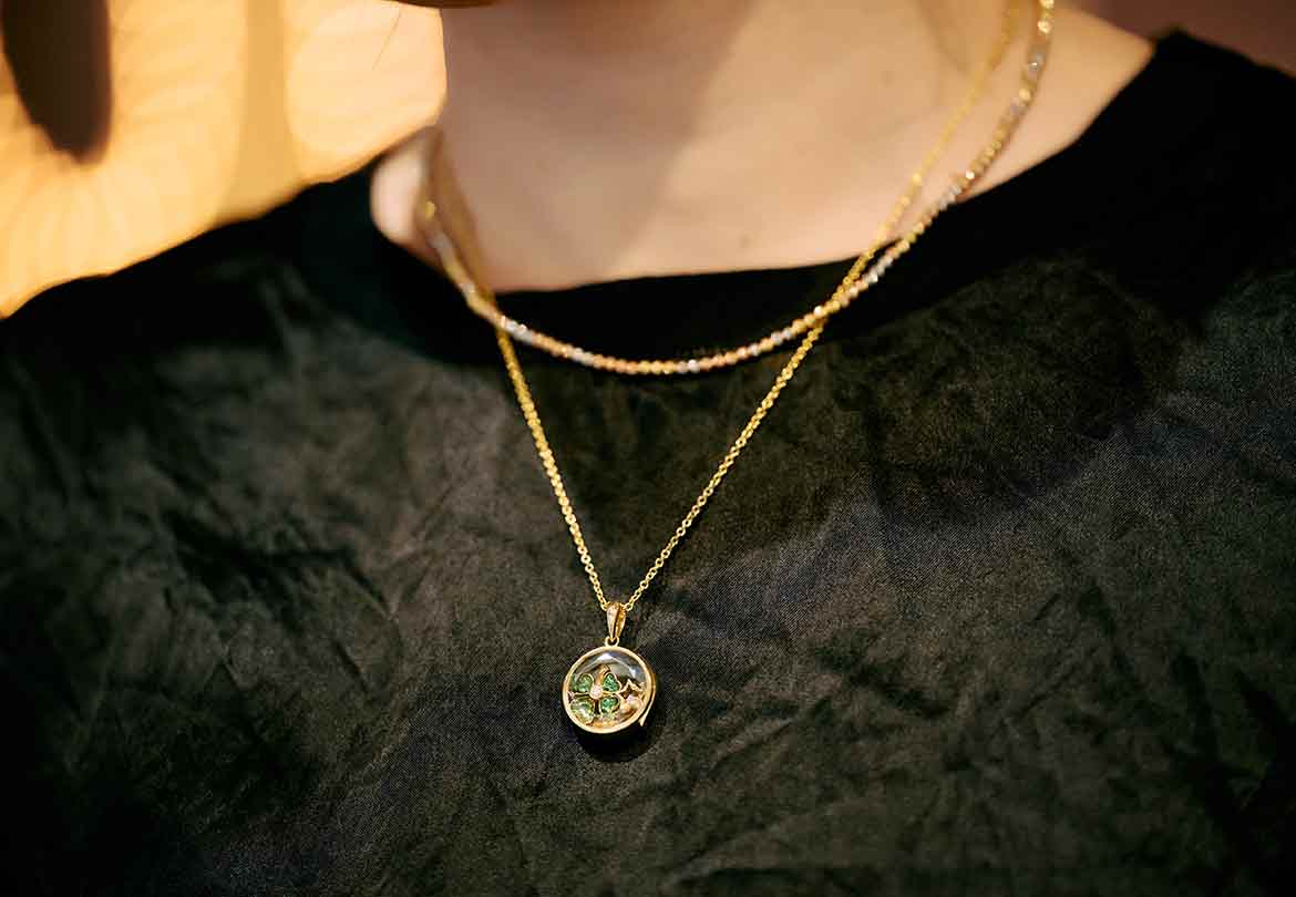 「Loquet London」のクリスタルフレームと「Carolina Bucci」のきらめきが、装いをリュクスな雰囲気に格上げ